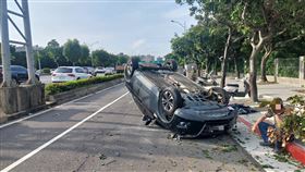 士林監理站前車禍。（圖／翻攝畫面）