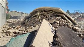 南非一棟興建中的住宅大樓不明原因突倒塌，建築工地被夷為平地，現場滿目瘡痍。（圖／擷取自X）