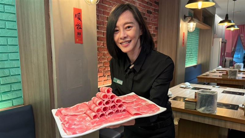 狂！母親節4人同行吃鍋送一座「肉肉山」