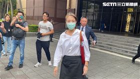三立前主播李天怡結束上午庭訊後步出台北地院。（圖／記者楊忠翰攝影）