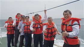 行政院長陳建仁今（7）日赴苗栗縣竹南鎮龍鳳漁港，視察台灣首座離岸風力發電場「海洋竹南風力發電場」。（圖／行政院提供)