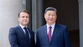 中國領導人習近平（右）訪問法國，與法國總統馬克宏（左）合影留念。（圖／翻攝自馬克宏IG ）