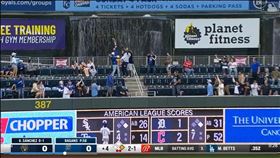 ▲釀酒人球迷美技接殺桑契斯（Gary Sanchez）的2分砲。（圖／翻攝自MLB官網）