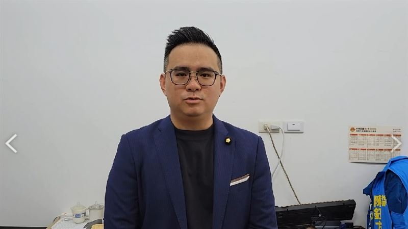 扯！藍委踢爆故宮在「翠玉白菜旁簽文件」