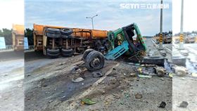 台61苗栗竹南路段發生砂石車自撞翻覆意外，現場一片狼藉。（圖／翻攝畫面）