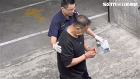 新北市淡水區5日驚傳一起命案， 一名陳姓老闆疑似因為前員工李姓男子私吞10幾萬工程款，未上繳給陳男而發生金錢糾紛，兩人在交談過程中發生肢體衝突，李男拿預藏好的開山刀朝陳男刺，反遭到陳男以折疊刀反擊，造成李男傷重不治身亡。怎料，陳男卻坦承自己是幫未成年的17歲兒子頂罪。稍早，法院以頂替罪諭令陳男5萬元交保，但陳男因沒錢交保遭到收押。（圖／翻攝畫面）