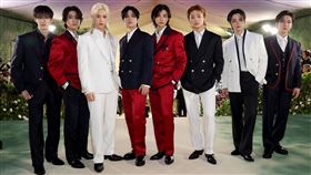 韓國現象級男團 Stray Kids 身穿 TOMMY HILFIGER 訂製服出席 2024 Met Gala。（圖／Tommy Hilfiger提供)
