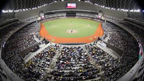 中職猿象大巨蛋戰　1萬2千球迷進場（1）中華職棒樂天桃猿隊與中信兄弟隊7日下午在台北大巨蛋打例行賽，吸引1萬2013名球迷進場。中央社記者張新偉攝　113年4月7日