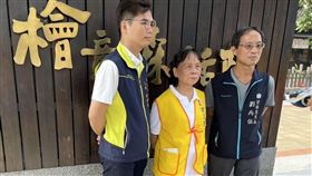 殉職鐵警李承翰母親參與社區音樂快閃殉職鐵路員警李承翰的媽媽張秀珍（中）接連歷經喪子、喪夫之痛，讓她久久未能走出哀傷，後在里長劉丙伍（右）陪同下參加東區衛生所課程，生活重拾重心，加上同儕關心與鼓勵，助張秀珍終於逐步走出陰霾，7日她也現身參加社區音樂快閃活動。（嘉義市東區衛生所提供）中央社記者黃國芳傳真  113年5月7日