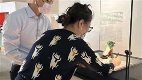 國民黨立委黃建豪踢爆故宮人員在翠玉白菜旁簽文件。(圖/翻攝自靠北藝術臉書)