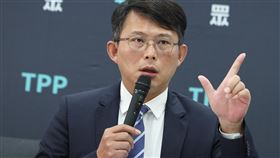 蘆洲南北側案掀波瀾  黃國昌回應針對蘆洲南北側專案通盤檢討案，民進黨立委林淑芬與台灣民眾黨立委黃國昌隔空交鋒。黃國昌（圖）7日上午舉行記者會，會後回應媒體提問時指出，對林淑芬的發言非常遺憾。中央社記者趙世勳攝  113年5月7日