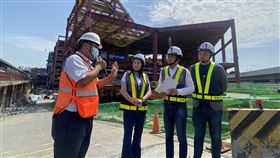 北市果菜魚類市場改建案  藍營議員批官商勾結柯市府爭議案不斷，國民黨台北市議員鍾小平（右2）、林杏兒（右3）與楊植斗（右1）7日到萬華區會勘第一果菜及魚類批發市場改建案，指出柯市府減項發包第一果菜、魚類批發市場改建案給中華工程，再逼迫議會追加新台幣49億元支付，直批這就是官商勾結綁標。中央社記者黃麗芸攝  113年5月7日