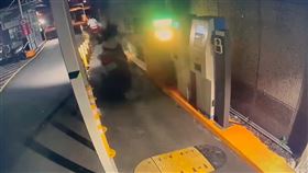 女騎士緊跟前車離開停車場，遭欄杆砸中。（圖／臉書社團「重機車友｜各區路況天氣、資訊分享中心」）