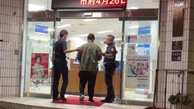 台北市大安區一名女高中生被男子惡意撞倒受傷。（圖／翻攝畫面）