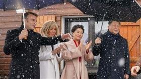 中國領導人習近平（右1）訪問法國，法國總統馬克宏（左1）在庇里牛斯山地區接待習近平及其夫人（右2）。（圖／翻攝自馬克宏IG ）