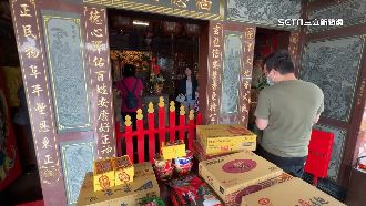 獨／不只南投有！高雄永安土地公也拜泡麵