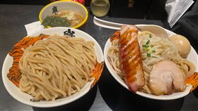 大碗沾麵送上桌！他見2公斤份量嚇壞「吃到快撐死」　店員：送錯了。（圖／翻攝自@WANIGUNNSOU X）