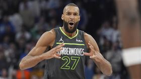 明尼蘇達灰狼隊「法國鐵塔」中鋒戈貝爾（Rudy Gobert）擊敗法國同胞怪物新人「斑馬」溫班亞馬奪下最佳防守球員。（圖／美聯社／達志影像）