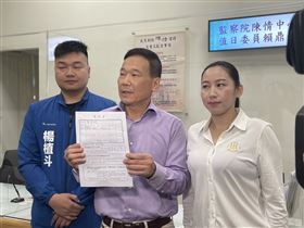 ▲楊植斗（左）、鍾小平（中）、林杏兒（右）赴監察院告發圖利中華工程。（圖／記者許皓婷攝影）