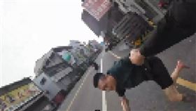 賊星該敗，4縣市通緝犯，遇到全國模範警察 警匪追逐狂跑300公尺，通緝犯喘不過氣喊投降(圖／翻攝畫面)