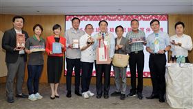 台南市長黃偉哲開箱台南準備的國宴伴手禮