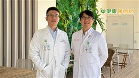 臺北醫學大學附設醫院醫療團隊會根據每位乳癌病人的狀況，進行跨科別的討論，彙整外科、腫瘤科、放射腫瘤科、放射科等各方面意見後，為病友量身訂製個人化的治療方法及策略，爭取最理想的預後。（左起為北醫血液腫瘤科林寰澤醫師、外科部部長洪進昇醫師）