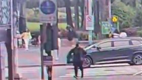 台北市大安區一名女高中生被男子惡意撞倒受傷。（圖／翻攝畫面）