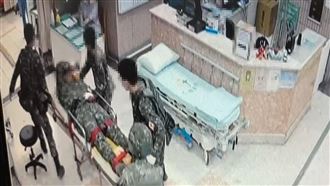 陸軍中士手被炸傷神情痛苦　送醫畫面曝光