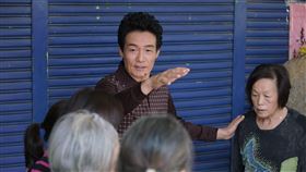 《在光裏的人》黃采儀飾演村長太太，平常忙著照顧獨居老人（圖／大愛電視提供）