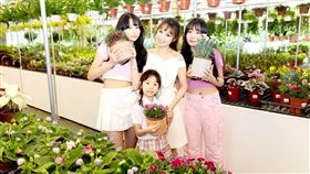 圖右起大女兒小芭比二女兒與小女兒歡慶母親節。（圖／旋轉花市提供）