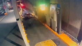 新北市一處停車場日前發生一起離譜意外，一名女子騎車緊跟著前車欲離開停車場，慘遭落下的柵欄當場擊落，女騎士血流滿面，經送醫後已無大礙，監視器畫面曝光後，被網友瘋傳引起熱議。