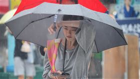 天氣不穩定　台北大雨中央氣象署表示，26日受鋒面影響，且西南風明顯偏強，天氣不穩定，降雨範圍廣，各地易有短暫陣雨或雷雨。圖為台北市中午下起大雨，走在信義區街頭的民眾撐傘遮雨。中央社記者王飛華攝  113年4月26日