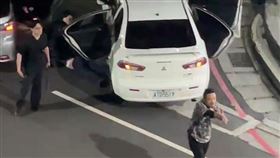 北市警方在三重成功路逮捕劉姓毒販，竟驚動新北制服警員拔槍對峙。（圖／翻攝畫面）