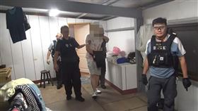 警匪持槍對峙5小時險互轟，賴姓通緝犯，8旬老母流淚喊話勸棄械：留一條命孝順我(圖／翻攝畫面)