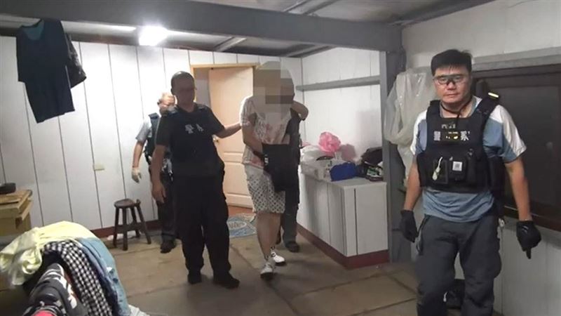 通緝犯與警對峙　8旬老母流淚勸：槍給我
