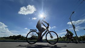 民眾大太陽下騎單車（1）天氣炎熱，中央氣象局26日近中午更新高溫燈號資訊，除原本8縣市外再納入苗栗縣，提醒民眾外出務必做好防曬、適時補充水分。圖為民眾頂著豔陽在台北市北投區自行車道騎單車運動。中央社記者徐肇昌攝  112年8月26日