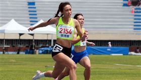國立體大「跨欄正妹」張博雅日前才在113年全大運公開女生組100公尺跨欄封后，8日繼續在200公尺跨欄決賽出戰，最後以24秒17霸氣摘金，締造3連霸。（圖／113年全大運執委會提供）