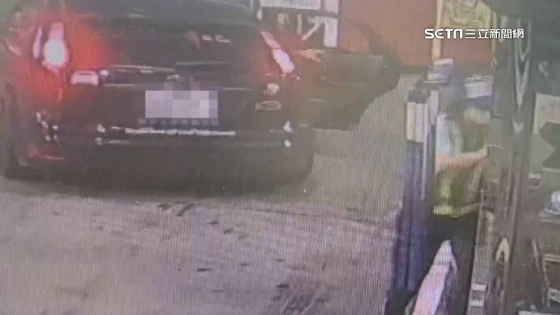 欠債遭擄！男趁加油開車門「淒厲求救」