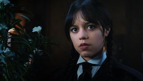 珍娜奧蒂嘉回歸演出《星期三》第2季。（圖／Netflix提供）