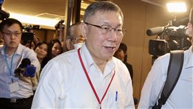 陳佩琪宣布提早退休　柯文哲：後續會開始找工作民眾黨主席柯文哲妻子、台北市立聯合醫院醫師陳佩琪宣布將提早退休。柯文哲（前）8日在台北出席中華民國全國工業總會第13屆第1次理監事聯席會議時受訪表示，後續陳佩琪會開始找工作，否則會沒收入。中央社記者張皓安攝　113年5月8日