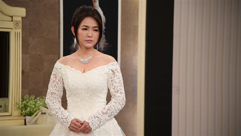 星卉摸肚試婚紗　拜託編劇「不要寫流產」