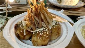 茭白筍變素柴魚片  北斗家商學生研發素食奪冠北斗家商餐飲管理科學生許祐綺與游雅涵以茭白筍搭配金針菇粉、鴻禧菇粉，製成外觀、味道相似柴魚片的素食，在全國專題實作及創意競賽拿下餐旅群創意組冠軍。中央社記者鄭維真攝  113年5月8日