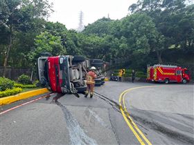 ▲新北市泰山一水泥預拌車側翻路邊，幸駕駛自行脫困，也未波及其他人、車。（圖／翻攝畫面）