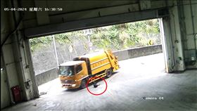 ▲基隆焚化爐大門外，一隻小黑狗原本在馬路上曬太陽休息，被進場的垃圾車活活輾過，引爆網路眾怒。（圖／翻攝畫面）