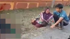 阿當撞上皮卡左腿骨折，母親在他身旁大聲哭喊。（圖／翻攝自X）