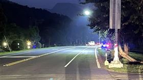 阿里山元旦迎曙光易發生事故  警設置爆閃燈嘉義阿里山常湧入人潮上山迎接元旦第一道曙光，但許多遊客是跨年夜駕車或騎機車上山，下山時常因精神不濟發生事故，警方呼籲勿疲勞駕駛，並在彎道幅度較大路段設置爆閃燈，警示駕駛小心行駛。（警方提供）中央社記者黃國芳傳真  110年12月28日