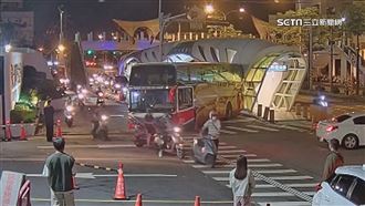 遊覽車校園斜坡失控滑行　失控狠撞公車站
