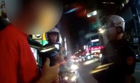 警方鎖定2男行蹤，攔下車輛將他們帶回警局偵訊。（翻攝畫面）

