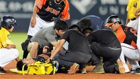 統一獅隊主戰游擊手林靖凱跑壘時不慎傷到左膝。（圖／翻攝自統一獅臉書粉專）