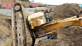 ▲高雄橋科工地意外，怪手翻覆，壓死駕駛。（圖／翻攝畫面）